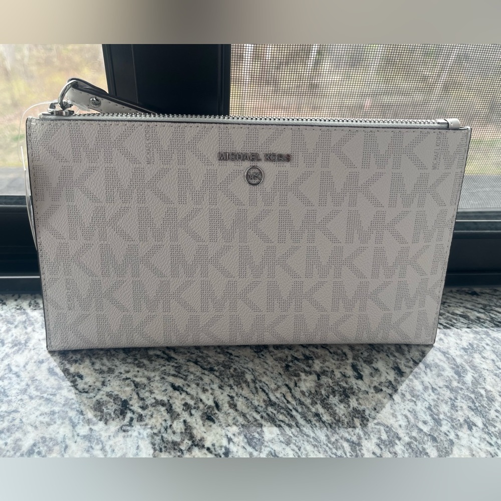 Michael Kors Large zip clutch wristlet